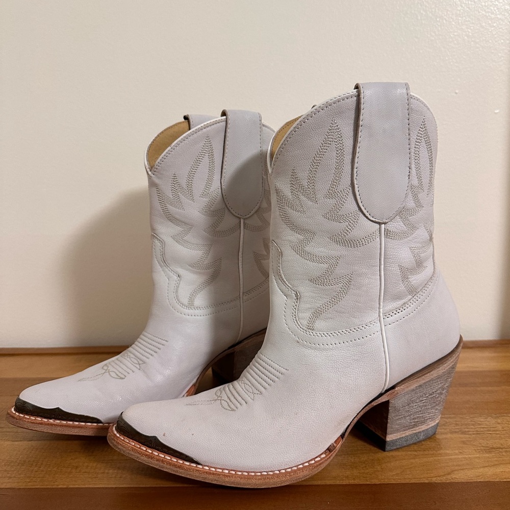 Idyllwind White Heeled Cowboy Boots